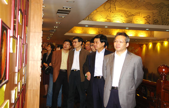 圖片關鍵詞 周偉(右一)率領代表團成員參觀中華靈芝文化館